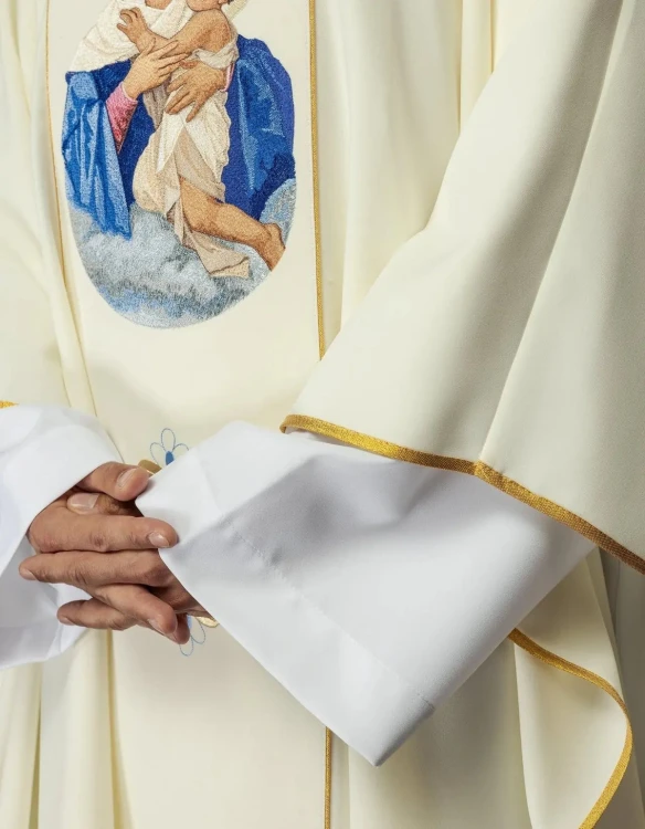 Haftowany ornat ecru z wizerunkiem Matki Bożej z Dzieciątkiem – wykończenie kołnierza