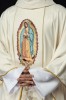 Haftowany ornat ecru z wizerunkiem Matki Bożej z Guadalupe