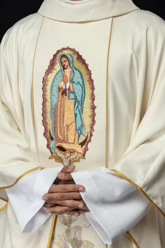 Haftowany ornat ecru z wizerunkiem Matki Bożej z Guadalupe