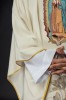 Haftowany ornat ecru z wizerunkiem Matki Bożej z Guadalupe – wykończenie kołnierza