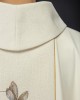 Haftowany ornat ecru z wizerunkiem Matki Bożej z Guadalupe – widok tyłu