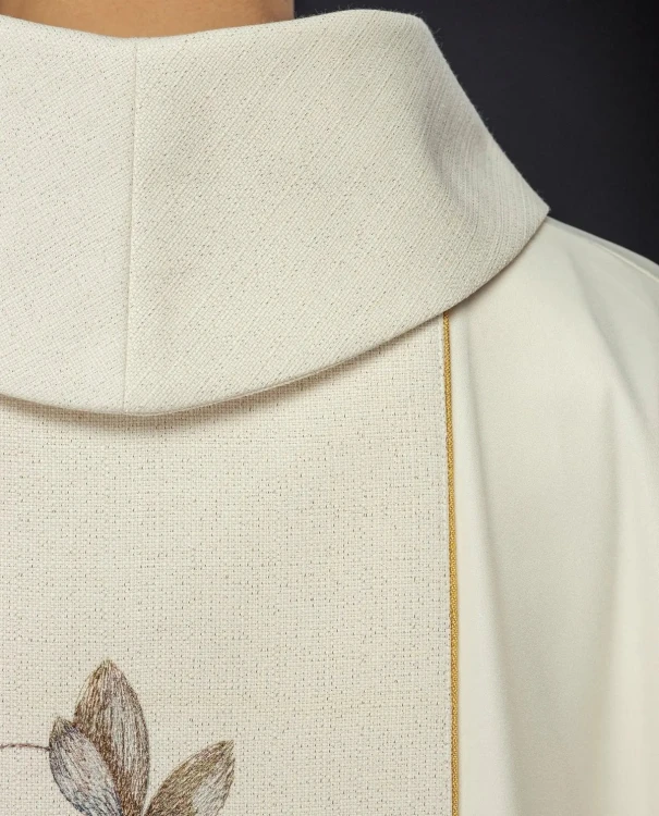 Haftowany ornat ecru z wizerunkiem Matki Bożej z Guadalupe – widok tyłu