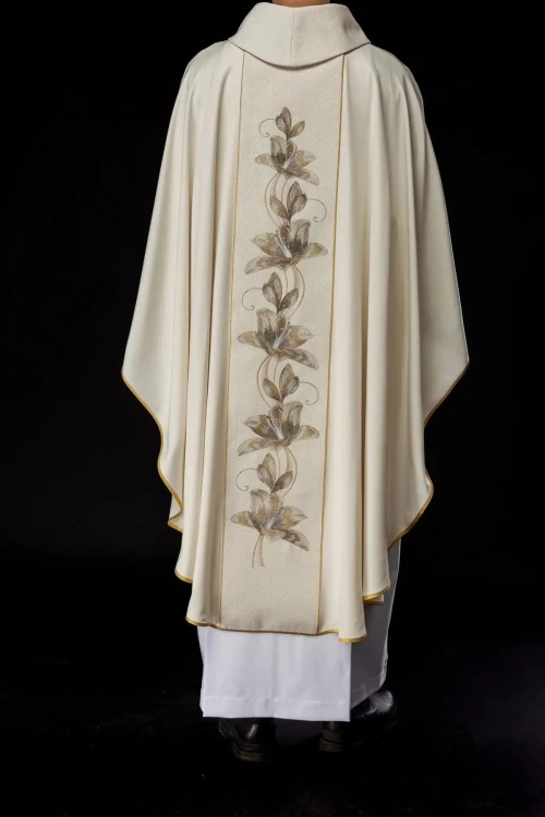 Haftowany ornat ecru z wizerunkiem Matki Bożej z Guadalupe – układ na sylwetce