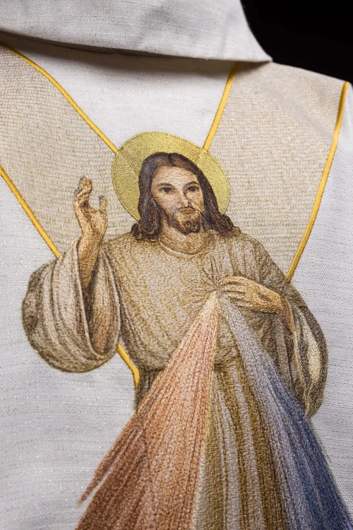 Haftowany ornat ecru z wizerunkiem Miłosiernego Jezusa – zbliżenie haftu
