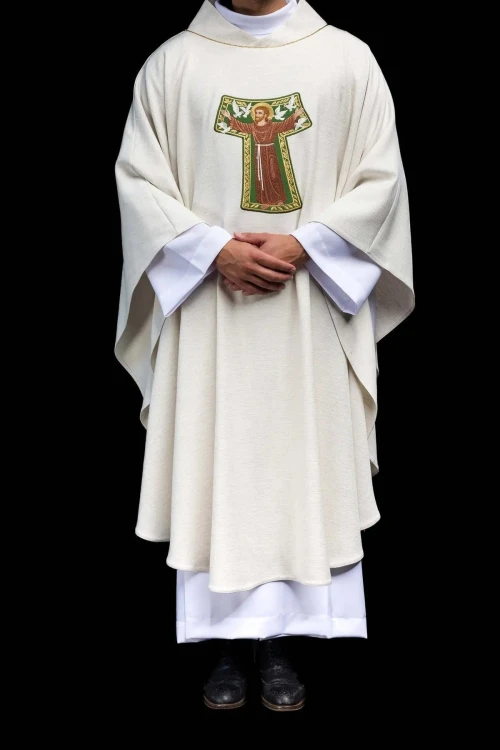 Haftowany ornat ecru z wizerunkiem świętego Franciszka – pełny widok