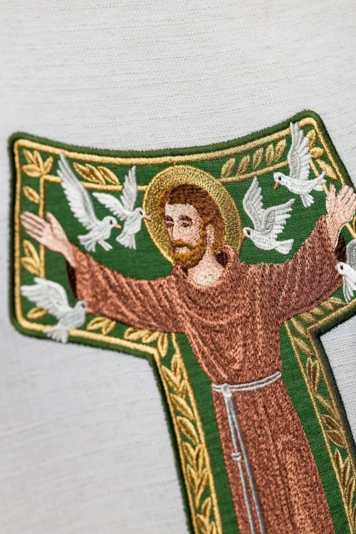 Haftowany ornat ecru z wizerunkiem świętego Franciszka – zbliżenie haftu
