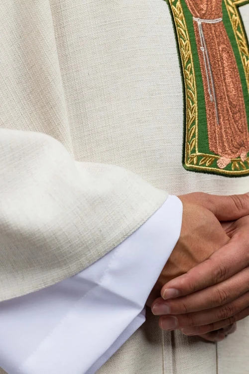 Haftowany ornat ecru z wizerunkiem świętego Franciszka – detal symbolu