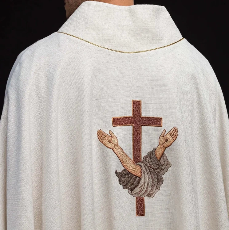 Haftowany ornat ecru z wizerunkiem świętego Franciszka – widok przodu
