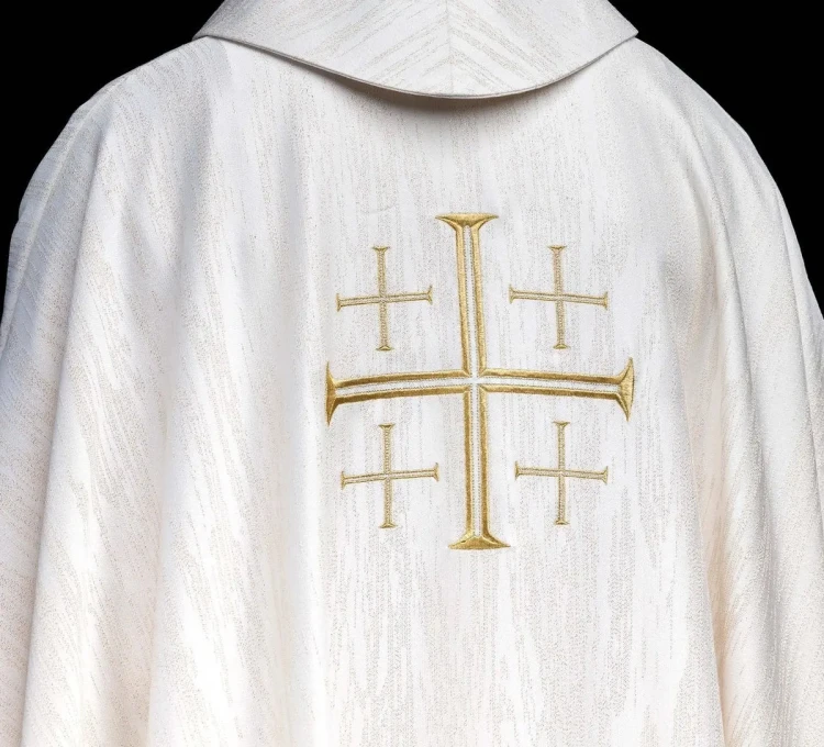 Ornat ecru haftowany z krzyżem jerozolimskim – widok tyłu
