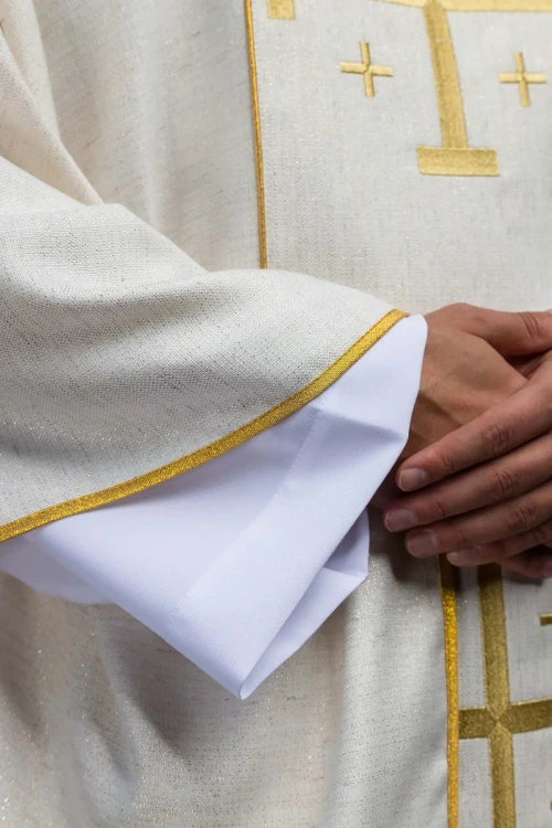 Ornat ecru haftowany z krzyżem jerozolimskim – wariant II – detal symbolu