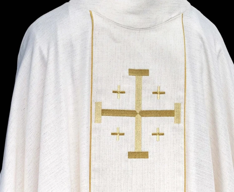 Ornat ecru haftowany z krzyżem jerozolimskim – wariant II – widok tyłu