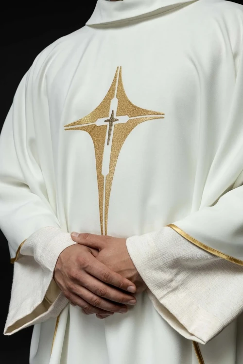 Ornat ecru haftowany z motywem krzyża – wykończenie kołnierza