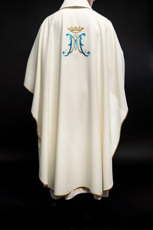 Ornat ecru haftowany z motywem maryjnym – detal symbolu