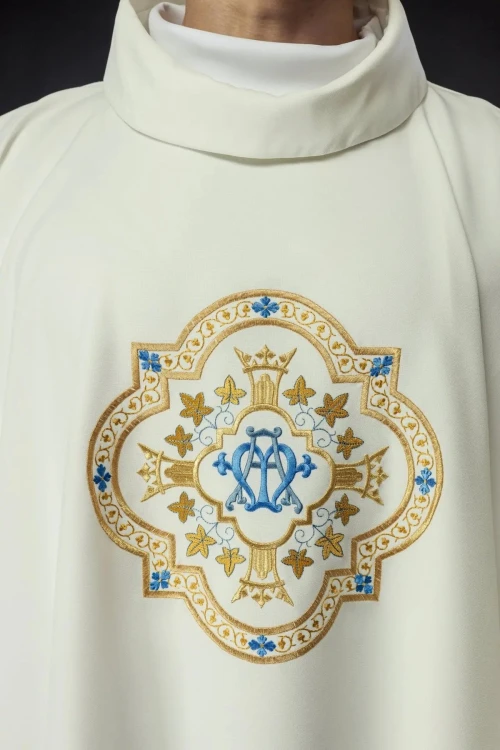 Ornat ecru haftowany z motywem maryjnym – wariant II