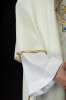 Ornat ecru haftowany z motywem maryjnym – wariant II – detal symbolu