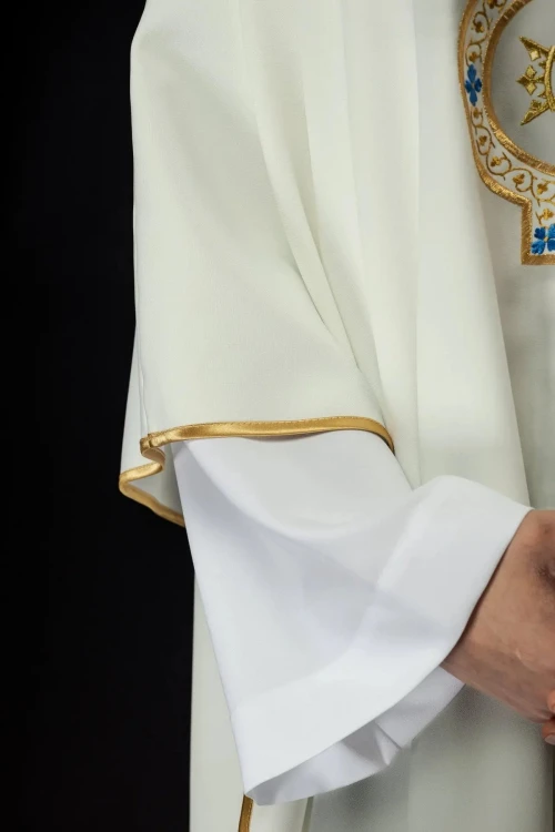 Ornat ecru haftowany z motywem maryjnym – wariant II – detal symbolu
