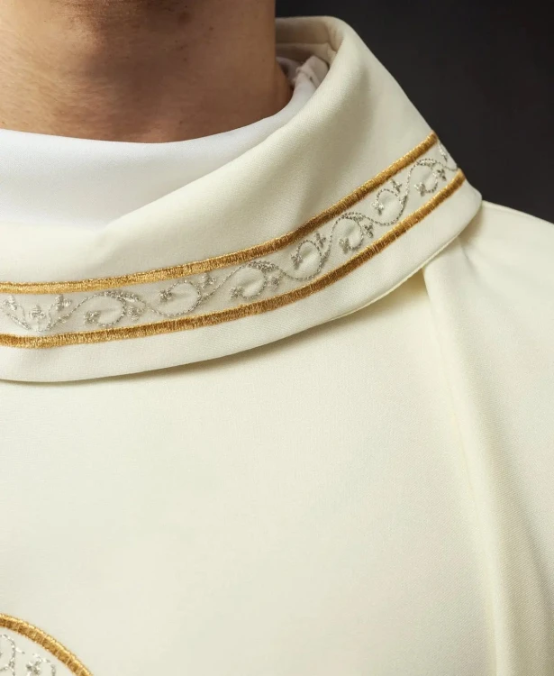Ornat ecru haftowany z motywem maryjnym – wariant III – wykończenie kołnierza