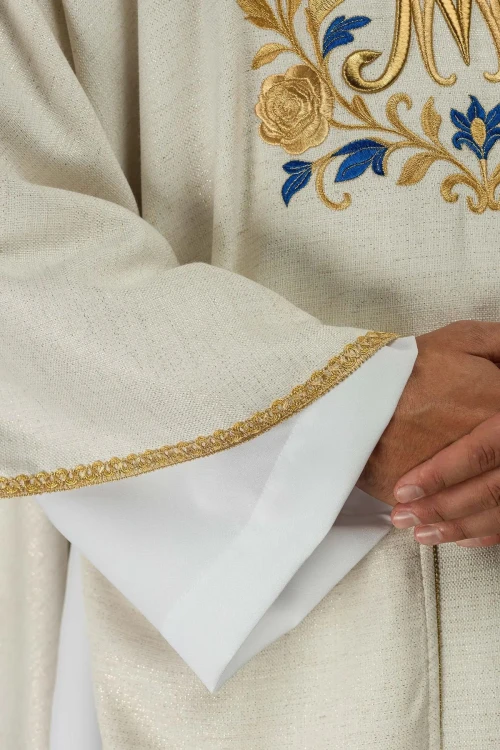 Ornat ecru haftowany z motywem maryjnym – wariant IV – detal symbolu
