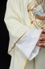 Ornat ecru haftowany z motywem pelikana – wykończenie kołnierza