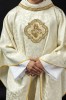 Ornat ecru haftowany z motywem Serca Maryi na tkaninie żakardowej