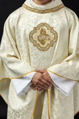 Ornat ecru haftowany z motywem Serca Maryi na tkaninie żakardowej