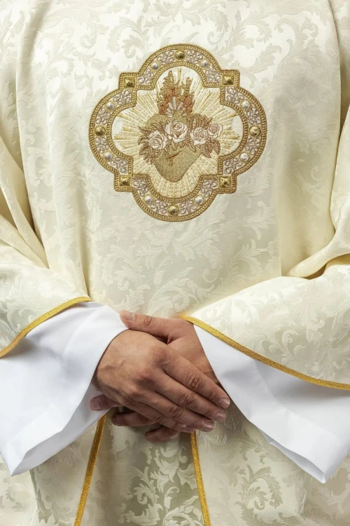 Ornat ecru haftowany z motywem Serca Maryi na tkaninie żakardowej – wykończenie kołnierza