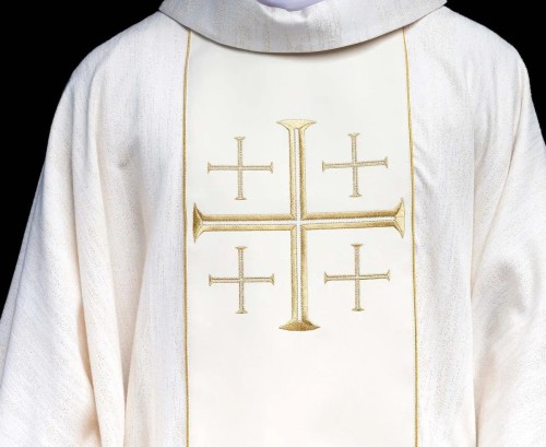 Ornat ecru haftowany z pasem i krzyżami Jerozolimskimi – pełny widok