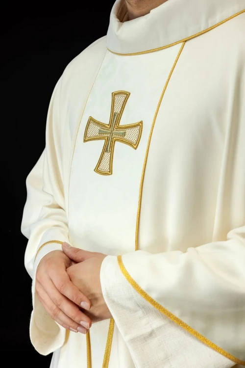 Ornat ecru haftowany z pasem i krzyżem – zbliżenie haftu