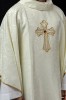Ornat ecru haftowany z symbolem krzyża – pełny widok
