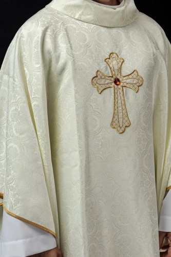 Ornat ecru haftowany z symbolem krzyża – pełny widok