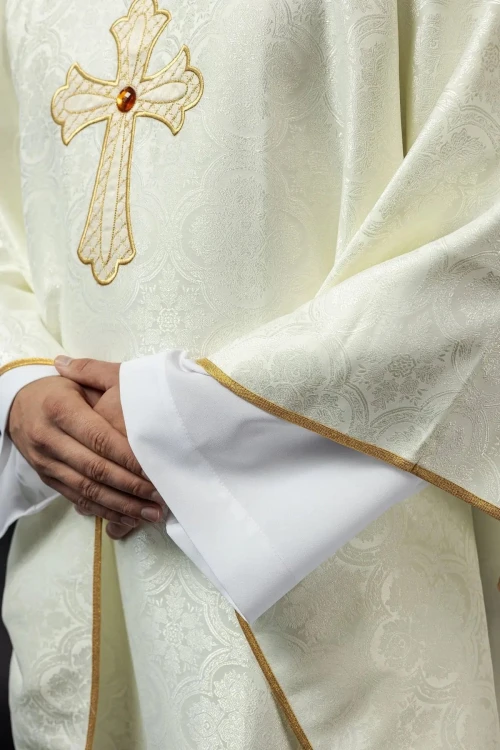 Ornat ecru haftowany z symbolem krzyża – detal symbolu