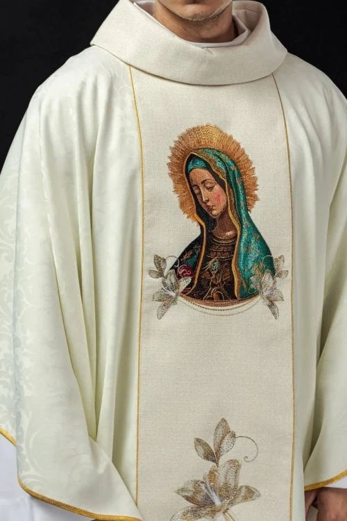 Ornat ecru haftowany z wizerunkiem Matki Bożej z Guadalupe