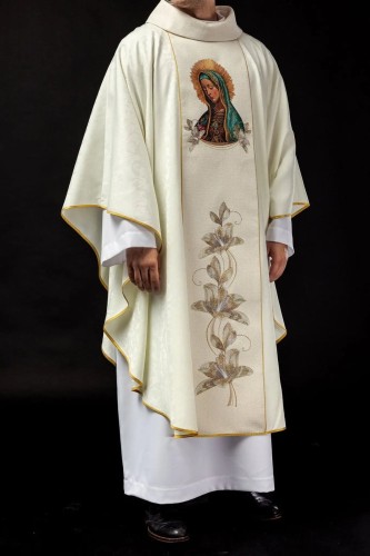 Ornat ecru haftowany z wizerunkiem Matki Bożej z Guadalupe – pełny widok