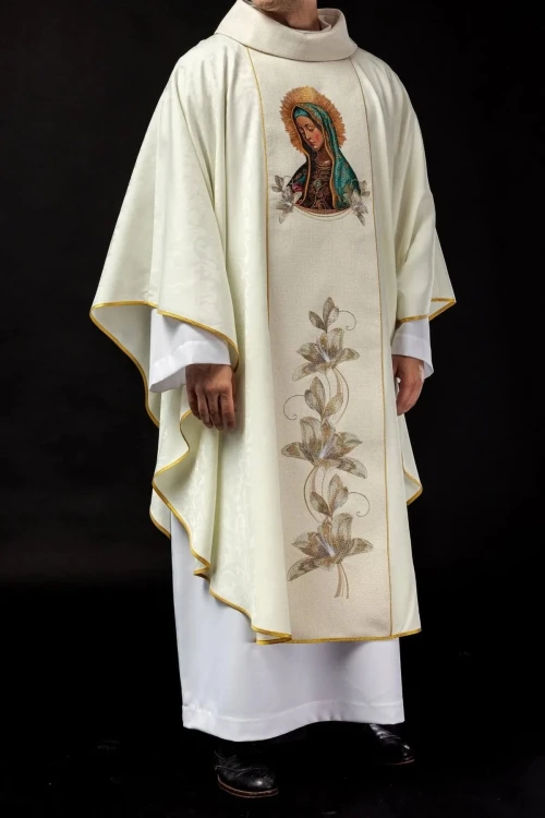 Ornat ecru haftowany z wizerunkiem Matki Bożej z Guadalupe – pełny widok