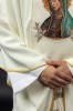 Ornat ecru haftowany z wizerunkiem Matki Bożej z Guadalupe – detal symbolu
