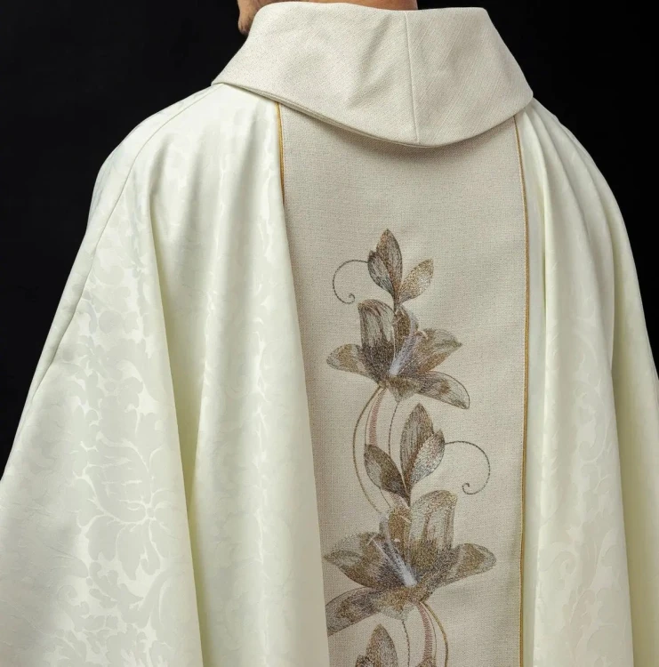 Ornat ecru haftowany z wizerunkiem Matki Bożej z Guadalupe – wykończenie kołnierza
