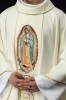Ornat ecru haftowany z wizerunkiem Matki Bożej z Guadalupe – wariant II