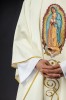 Ornat ecru haftowany z wizerunkiem Matki Bożej z Guadalupe – wariant II – detal symbolu