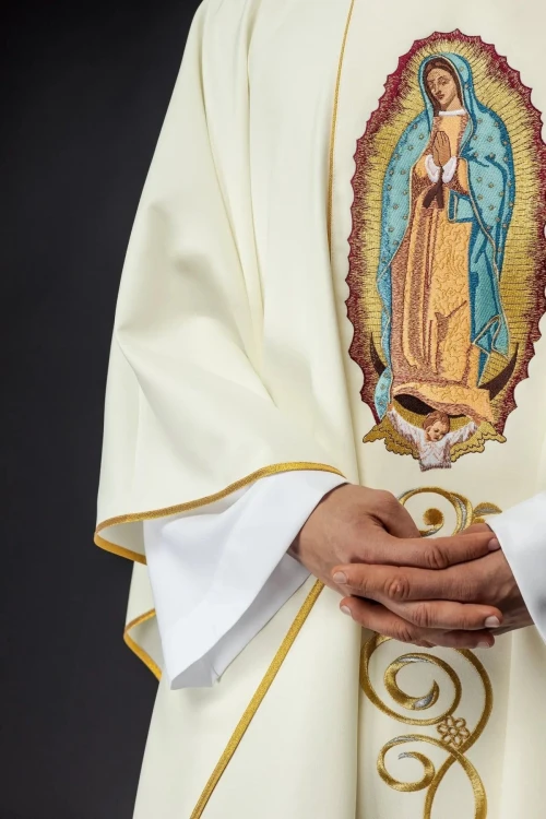 Ornat ecru haftowany z wizerunkiem Matki Bożej z Guadalupe – wariant II – detal symbolu