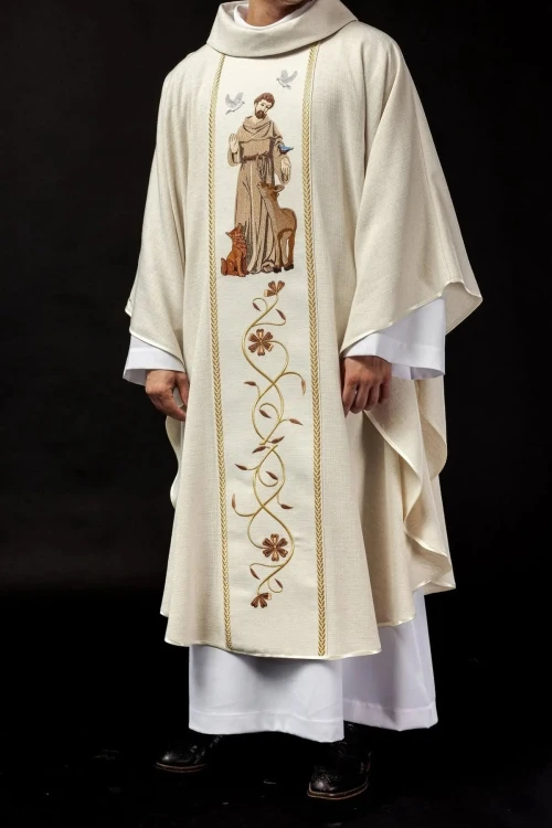 Ornat ecru haftowany z wizerunkiem św. Franciszka – pełny widok