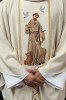 Ornat ecru haftowany z wizerunkiem św. Franciszka – detal symbolu