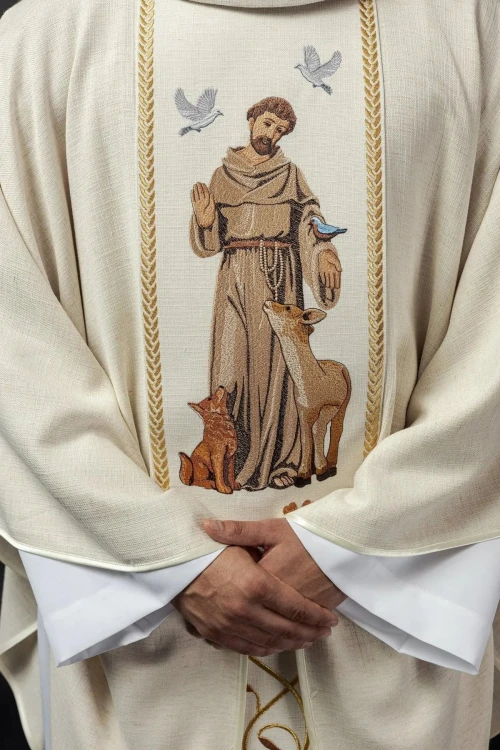 Ornat ecru haftowany z wizerunkiem św. Franciszka – detal symbolu