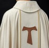Ornat ecru haftowany z wizerunkiem św. Franciszka – wykończenie kołnierza