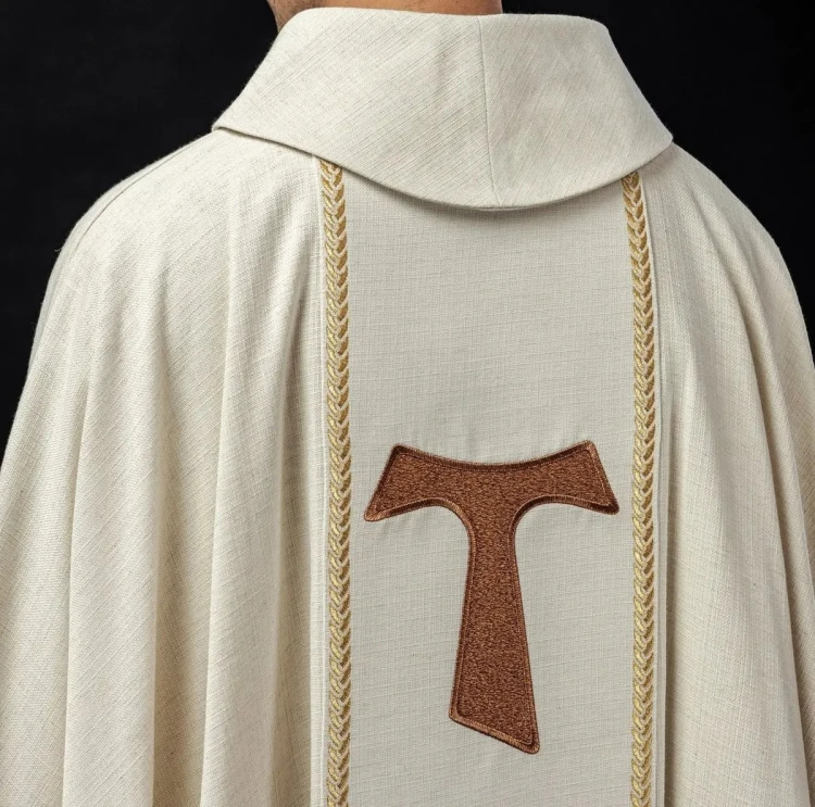 Ornat ecru haftowany z wizerunkiem św. Franciszka – wykończenie kołnierza