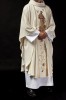 Ornat ecru haftowany z wizerunkiem św. Franciszka – widok tyłu