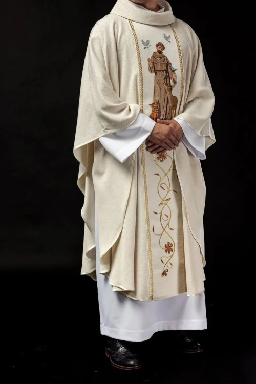 Ornat ecru haftowany z wizerunkiem św. Franciszka – widok tyłu