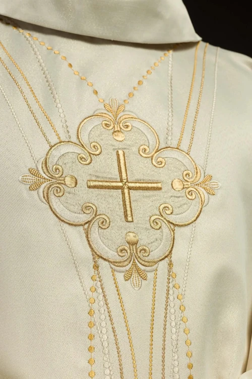 Ornat ecru z błyszczącej tkaniny inspirowany Różańcem – detal symbolu