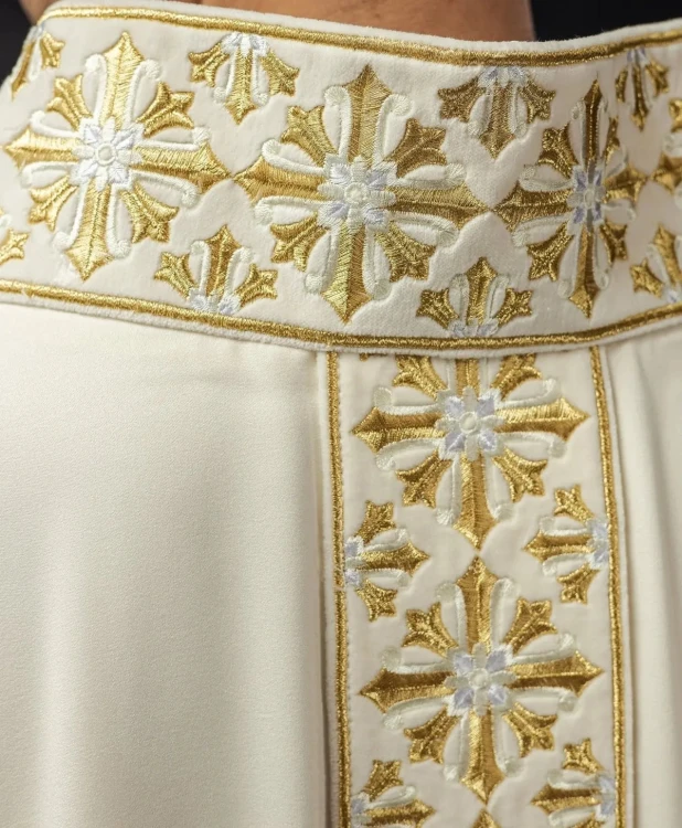 Ornat ecru z błyszczącym haftem – detal symbolu