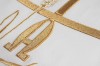 Ornat ecru z haftem Alfa i Omega – detal symbolu
