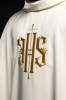 Ornat ecru z haftem IHS – wariant III – detal symbolu